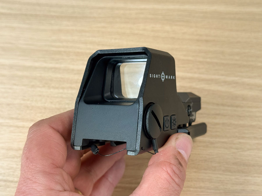 Test Sightmark Ultrashot R : vue latérale avant en main