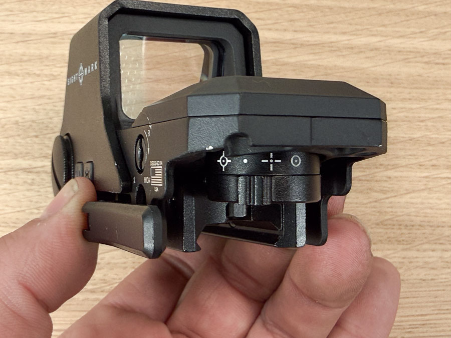 Test Sightmark Ultrashot R : vue latérale arrière en main