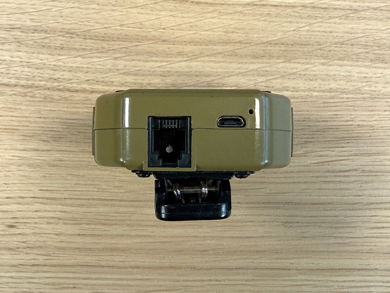 Test Timer Specialpie M1A2 : face du dessous (prise de charge et connexion RJ45)