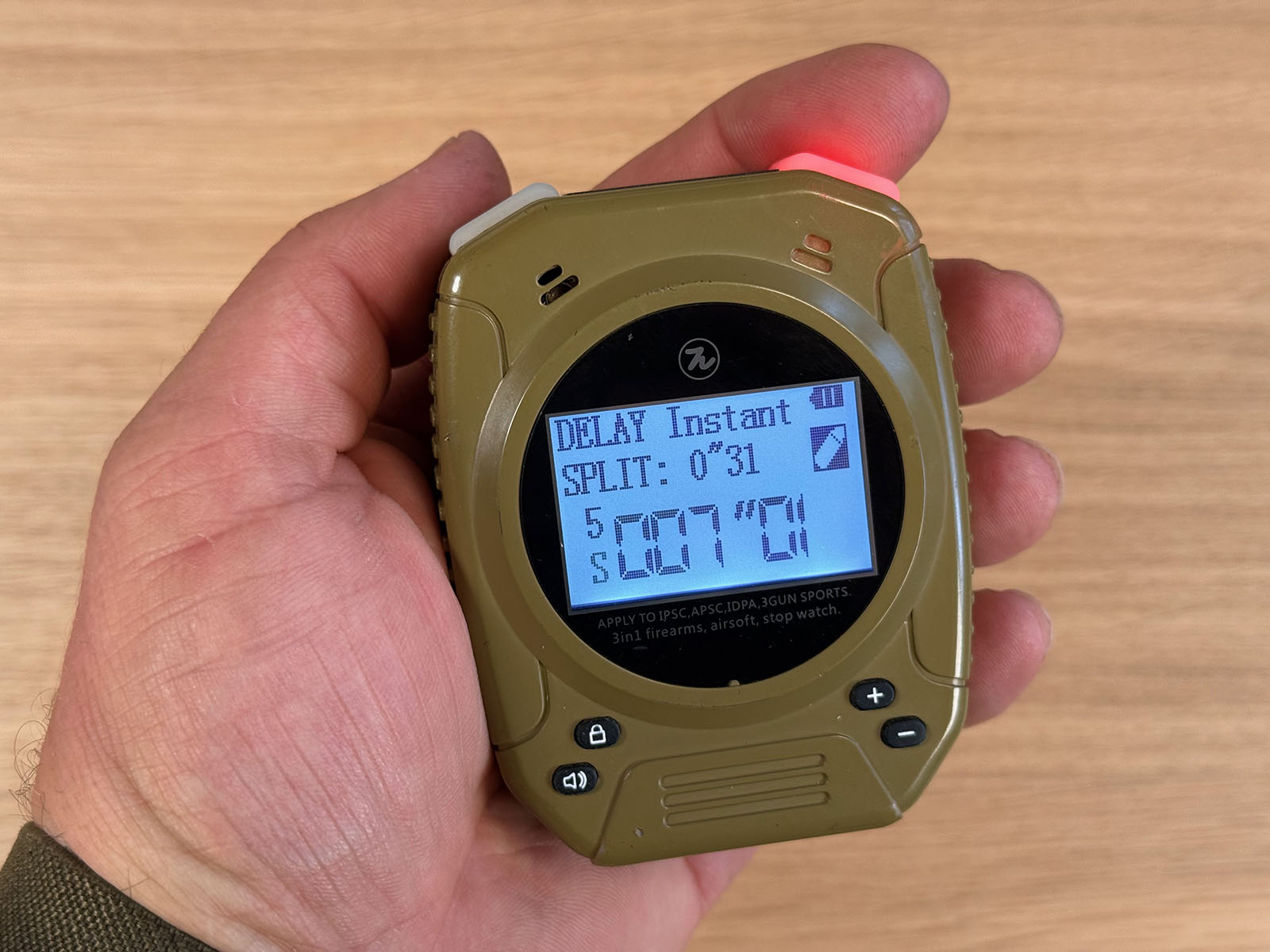 Test Timer Specialpie M1A2 : prise en main, l'index sur le bouton stop
