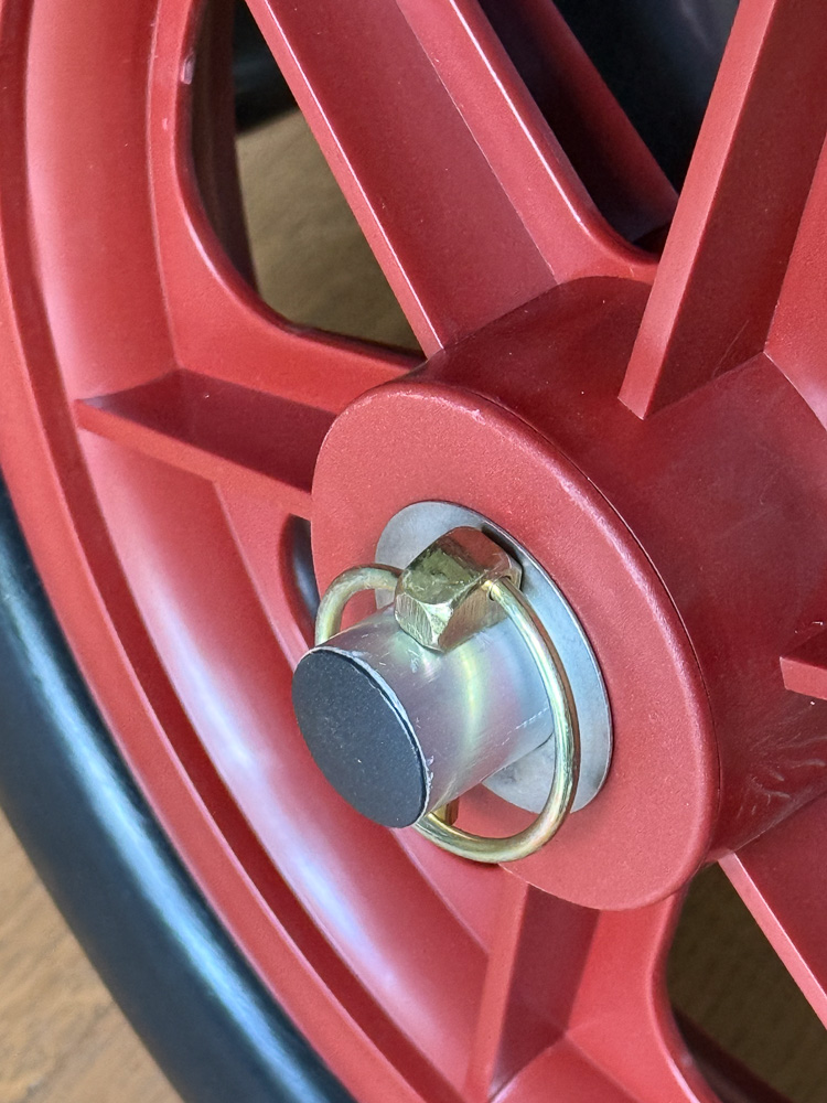 Le chariot StageRunner de Double Alpha Academy : la goupille et la rondelle qui maintiennent la roue en place