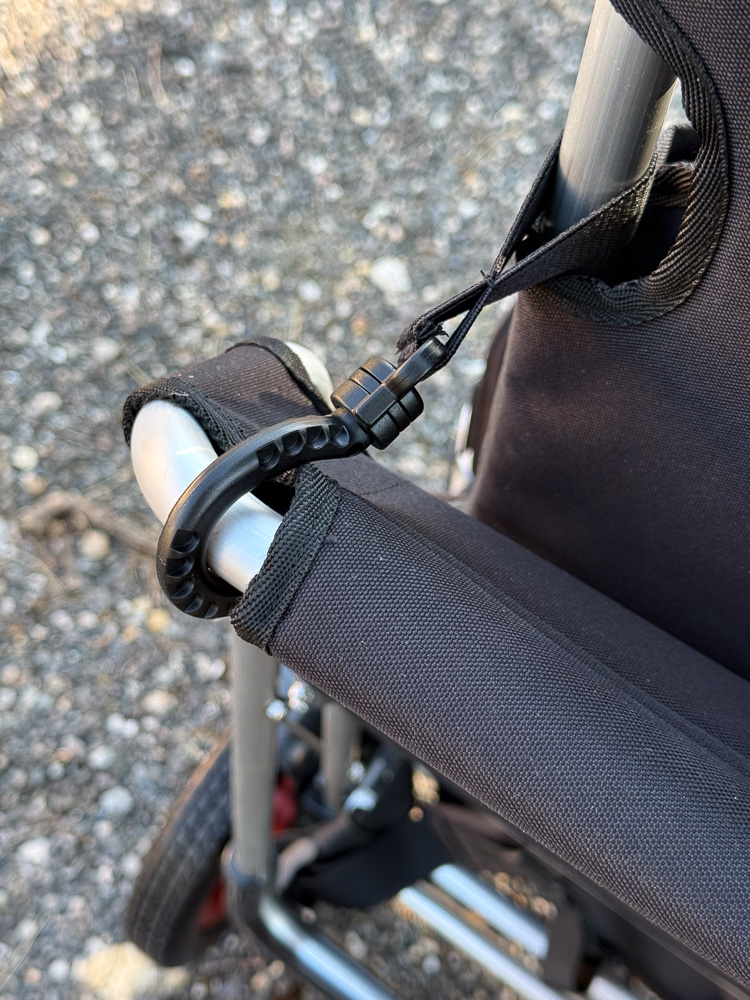 Le chariot StageRunner de Double Alpha Academy : le crochet permet de sécuriser l'assise pendant les déplacements