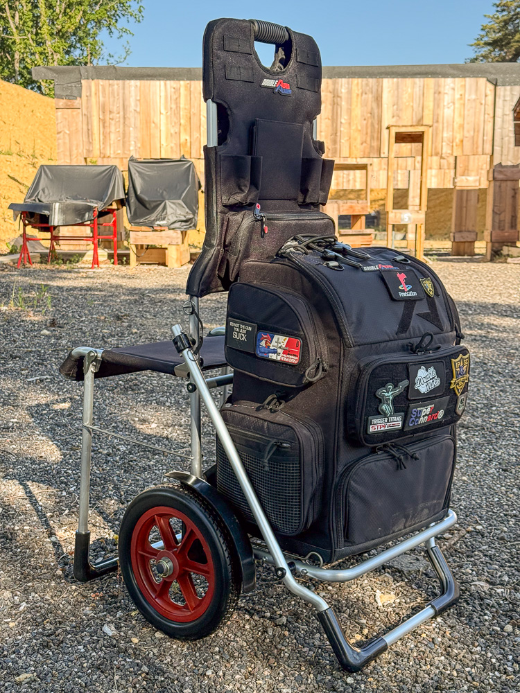 Le chariot StageRunner de Double Alpha Academy : vue générale avec le siège déplié et un RangePack Pro installé