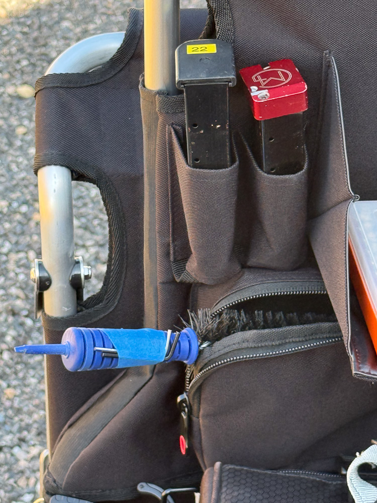 Le chariot StageRunner de Double Alpha Academy : côté gauche avec chargeurs et brosse de nettoyage
