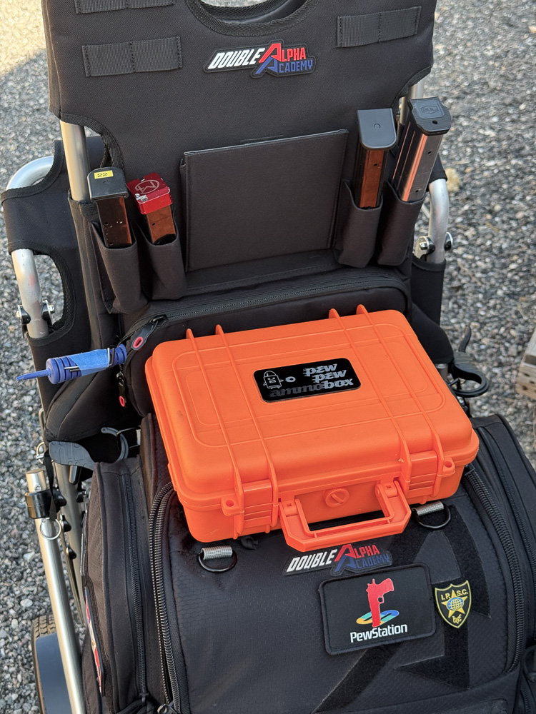 Le chariot StageRunner de Double Alpha Academy : la PewPewAmmoBox en position sur le sac RangePack Pro de DAA
