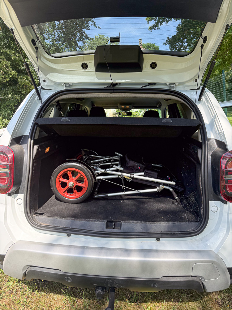 Le chariot StageRunner de Double Alpha Academy : rangement dans le coffre d'un Dacia Duster