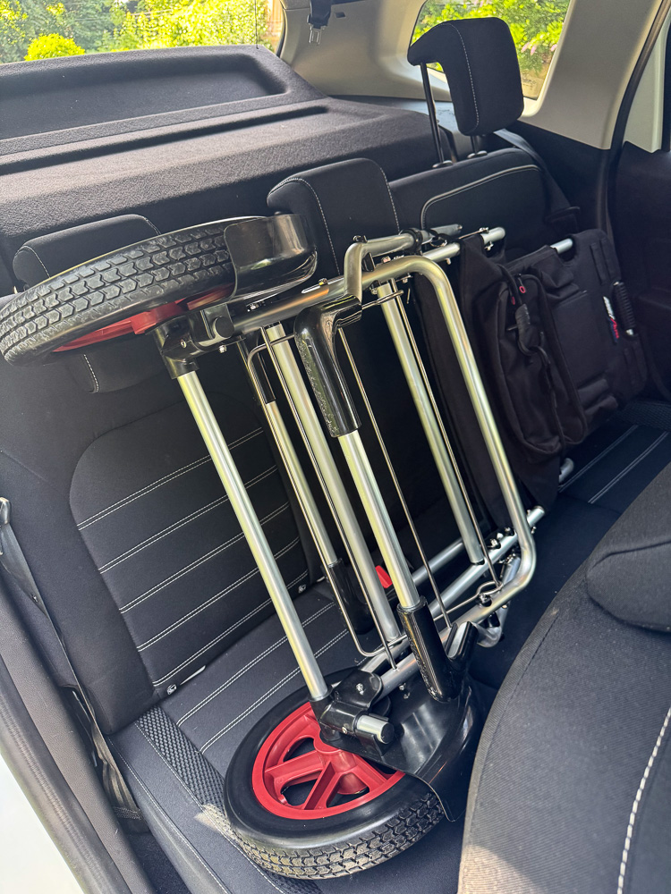Le chariot StageRunner de Double Alpha Academy : ca va plus vite de ranger le chariot sur la banquette arrière...