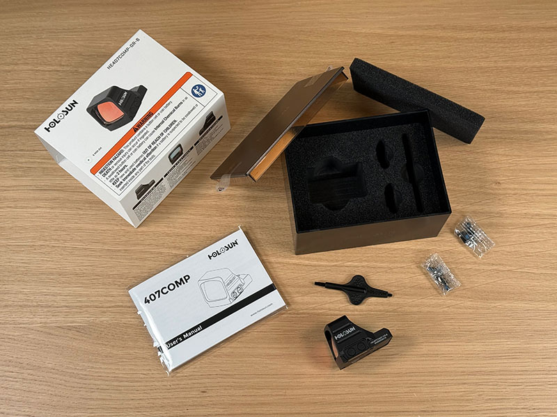 Unboxing du point rouge Holosun 407 Comp avec les différents éléments sortis.