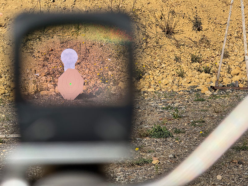 Vue subjective du point rouge Holosun 507 Comp sur une mini cible papier IPSC, point en 2 MOA