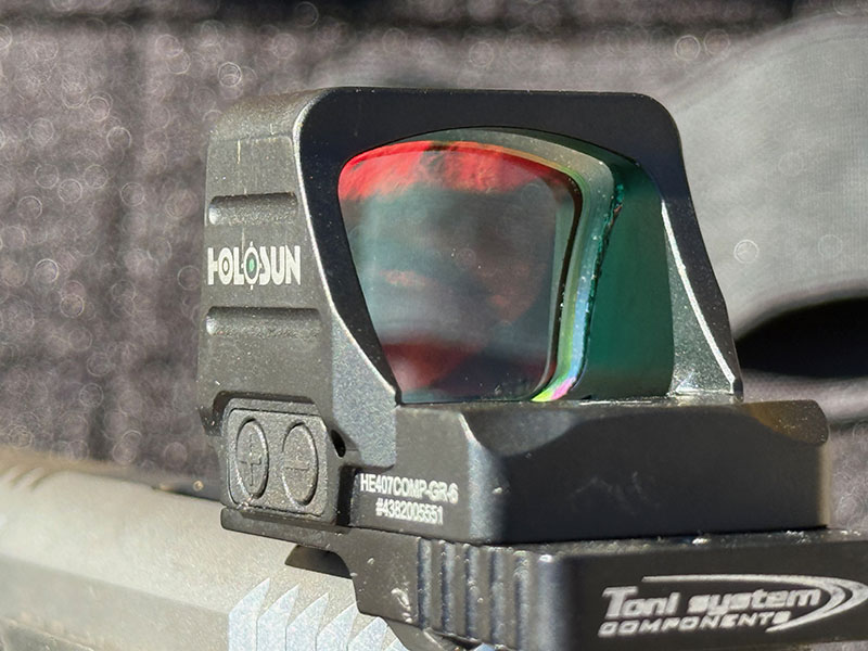 Vue détaillée des boutons de réglages du point rouge Holosun 407 Comp